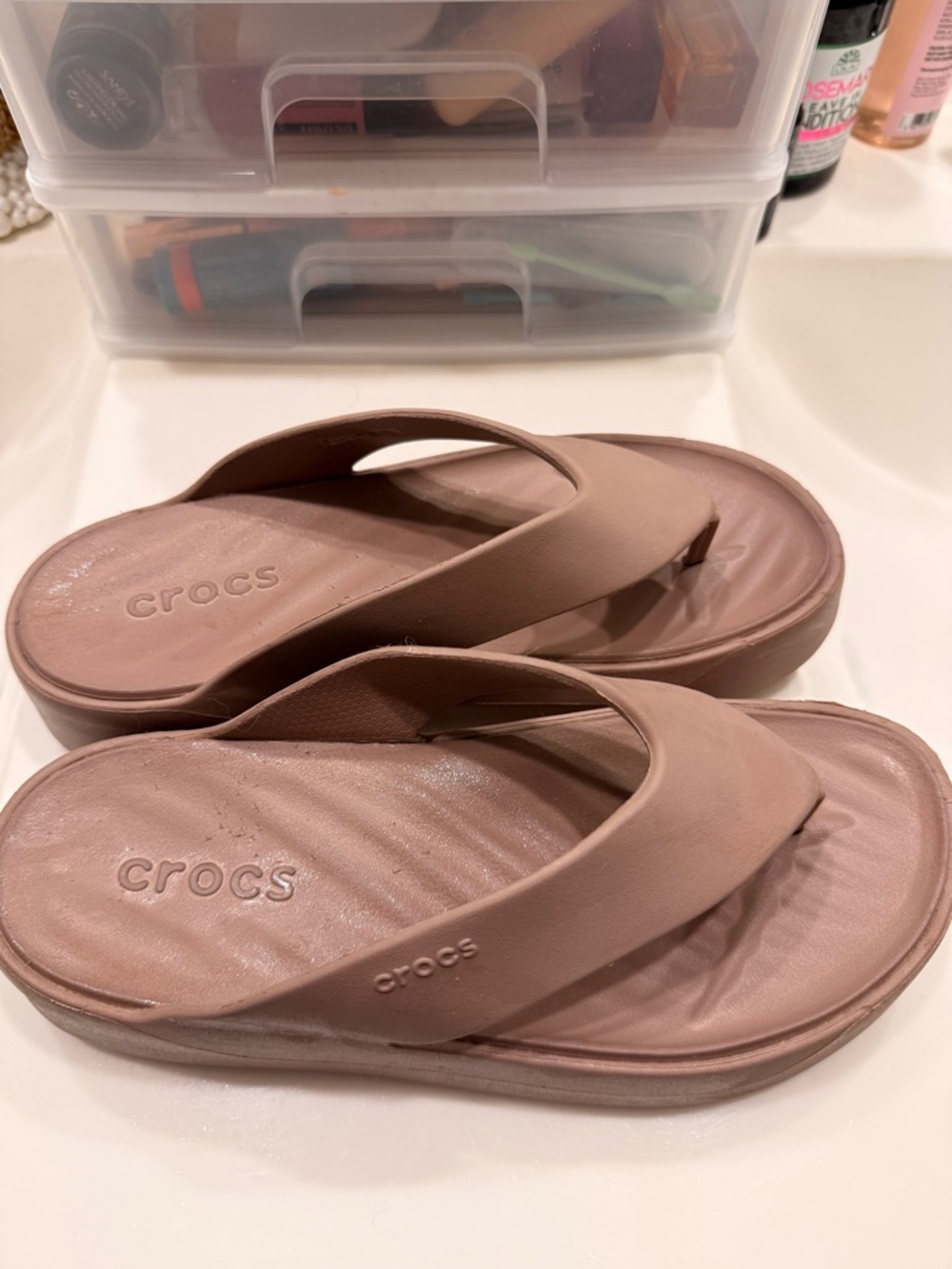 CROCS Thong Sandals in Dusty Rose